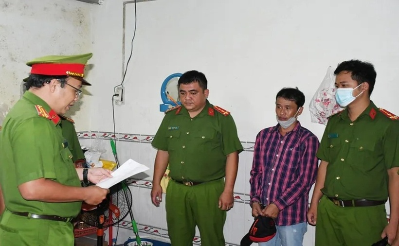 Công an đọc lệnh bắt tạm giam Giang Linh trước đó. (Ảnh: PLO)