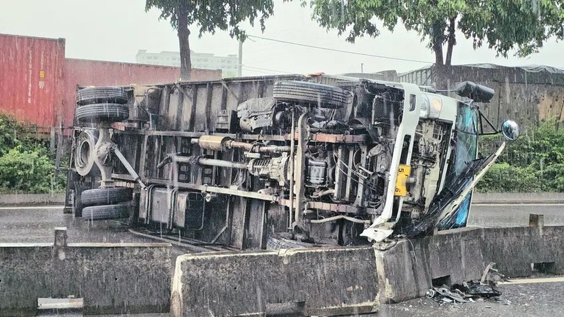 Chiếc xe tải hư hỏng nặng phần đầu, nhiều mảnh vụn rơi vãi xuống đường. (Ảnh: PLO)