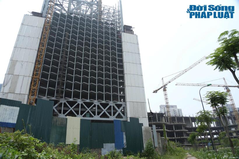 Dù không công bố cụ thể về số tiền đã đổ vào dự án VietinBank Tower, nhưng báo cáo tài chính hàng năm của ngân hàng luôn cho thấy chi phí xây dựng cơ bản dở dang luôn chiếm tỉ trọng lớn trong các khoản phải thu. Kết thúc năm 2024, báo cáo tài chính ghi nhận chi phí xây dựng cơ bản dở dang đạt gần 5.679 tỷ đồng. Trong đó có đến 5.419 tỷ đồng là tại các công trình khu vực miền Bắc.