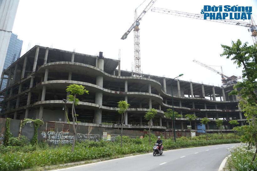 Các tầng phía trên của mỗi tháp được bố trí theo đường chéo để tạo thành các góc chữ V, biểu trưng của VietinBank.