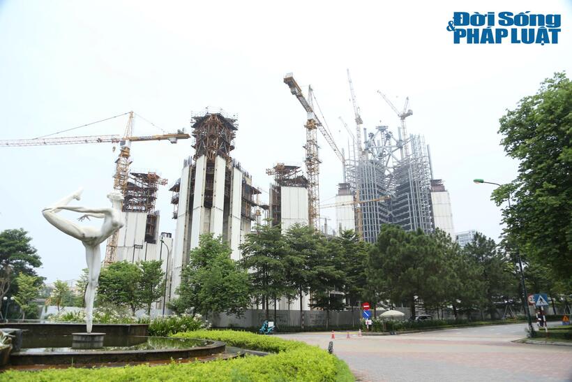 Dự án VietinBank Tower được khởi công xây dựng vào tháng 10/2010. Theo kế hoạch, dự án có tổng vốn đầu tư 10.267 tỷ đồng và với tổng diện tích sử dụng lên tới 300.000 m2. Ảnh chụp ngày 14/7/2025
