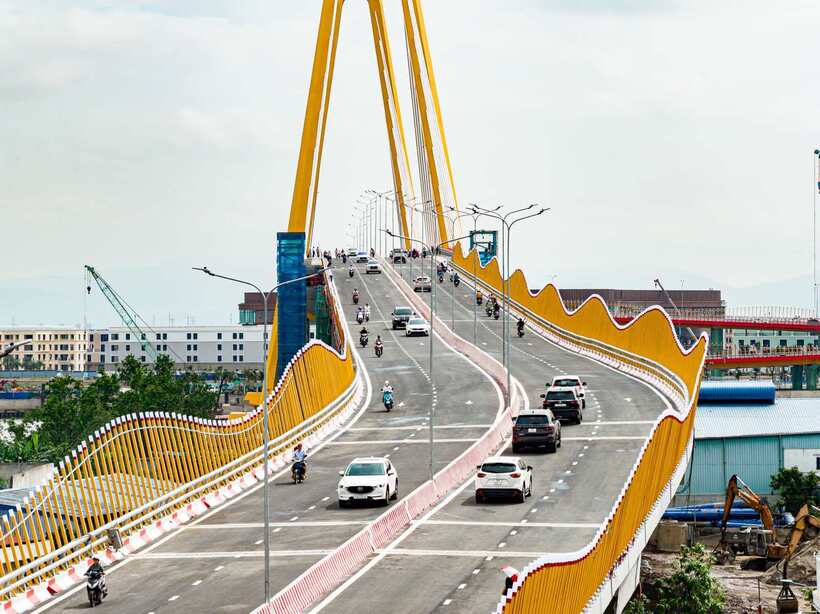 Cầu Hoàng Gia không chỉ giúp người dân di chuyển thuận tiện, nhanh chóng mà còn xác lập vị thế dẫn đầu của Vũ Yên trong không gian phát triển của Thuỷ Nguyên – trung tâm hành chính mới của Hải Phòng.