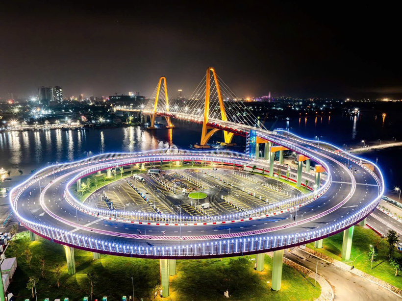 Cầu Hoàng Gia được Tập đoàn Vingroup triển khai thi công trong chưa đến 2 năm với thiết kế ấn tượng như cánh cửa chào đón quốc tế (World Gateway Bridge)