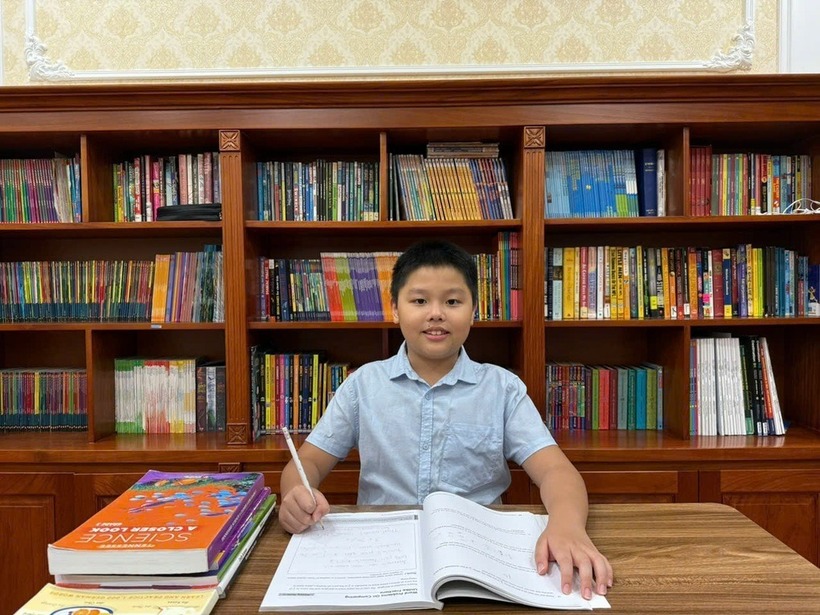 Kiều Đức Thịnh trong phòng học tại nhà riêng. Ảnh: Dân trí