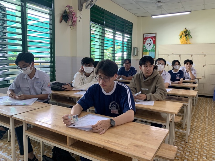 Chuyên gia bất ngờ với phổ điểm tiếng Anh "đẹp ngỡ ngàng" dù thí sinh kêu khó. Ảnh: Báo Tuổi trẻ.