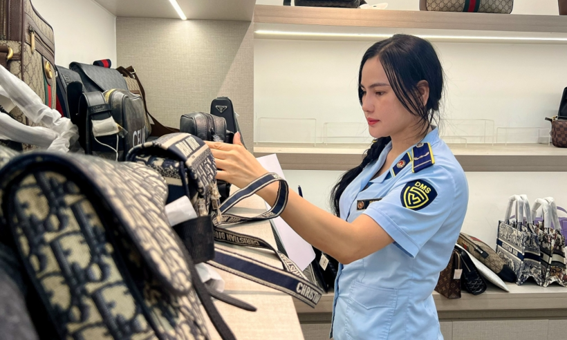 Hàng hiệu giả mạo Gucci, Chanel, Dior được bán. Ảnh: Quản lý thị trường/VnExpress