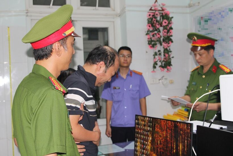 Tạm giữ tài xế lái ô tô tông 2 xe máy rồi lao xuống sông khiến 3 người tử vong ở Nghệ An - 1