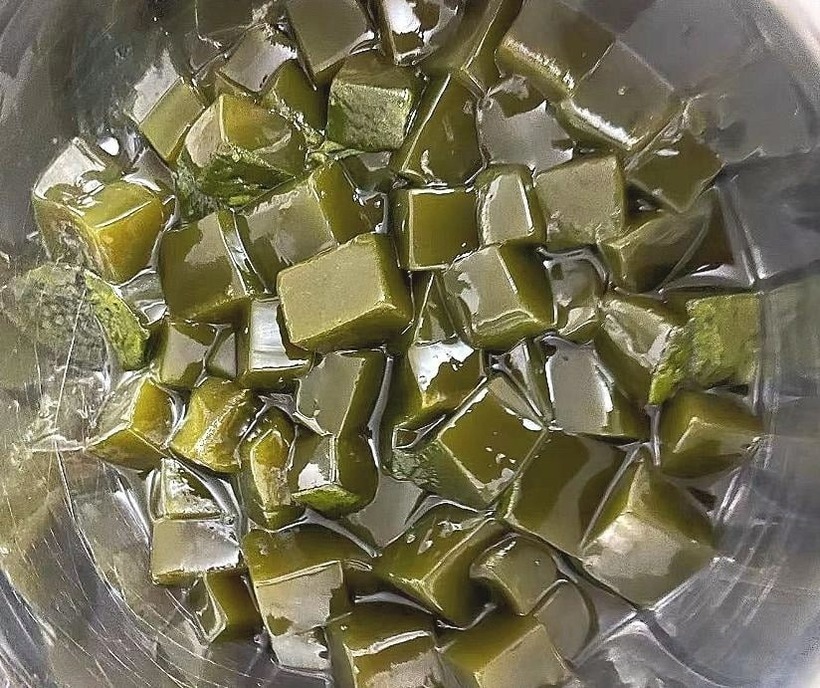 Thạch rau má được làm theo cách này có vị tươi mát, mịn màng, rất thích hợp để uống trong những ngày hè nóng nực của mùa này. Ảnh minh họa.