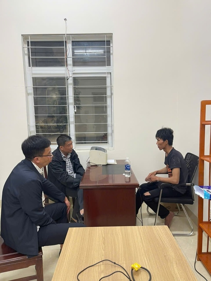 Phó Giám đốc Công an tỉnh Lâm Đồng (ngoài cùng bên trái) làm việc với Nhân. (Ảnh: Báo Lâm Đồng)
