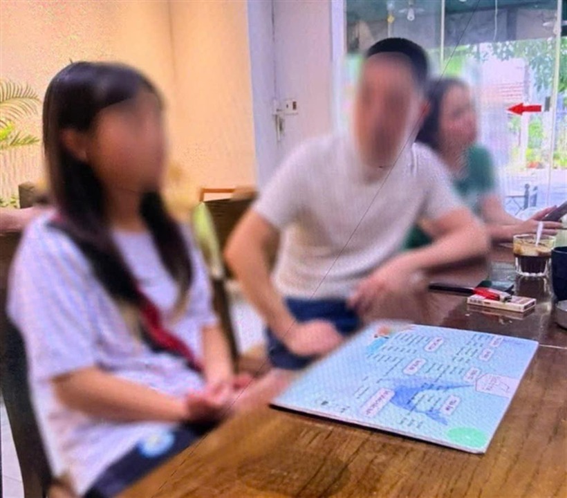 Nữ sinh L. kể lại sự việc với bố sau khi được giải cứu. (Ảnh: Công an)