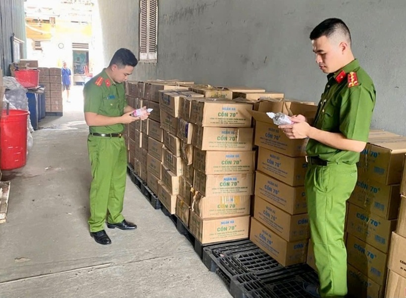 Kiểm tra tại Công ty Dược phẩm Ngân Hà. (Ảnh: Cơ quan công an)