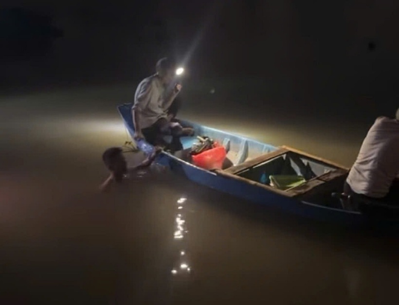 Lực lượng chức năng tìm kiếm nạn nhân. Ảnh: Sức khỏe & Đời sống