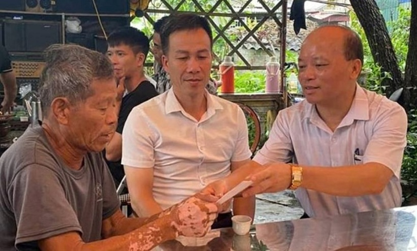 Chính quyền xã An Quang thăm hỏi, chia sẻ và động viên gia đình. Ảnh: Lao động