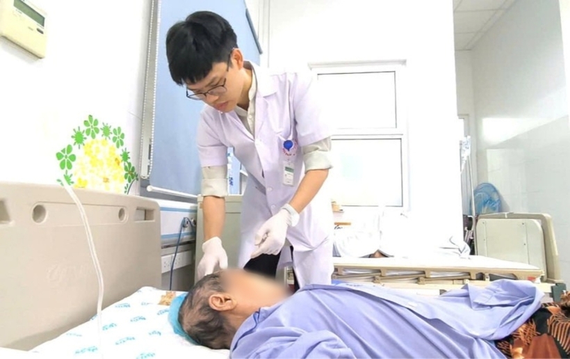 Bác sĩ thăm khám và điều trị cho người bệnh. Ảnh: VietnamPlus