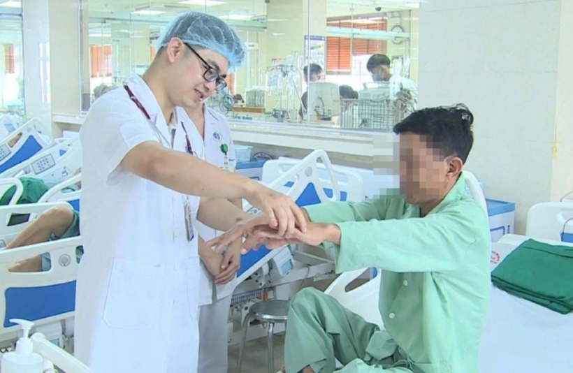 Nam bệnh nhân được bác sĩ đánh giá sau can thiệp cấp cứu đột quỵ. Ảnh: VietNamNet