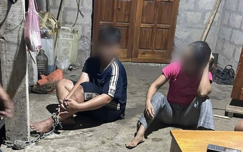 Theo trình báo của gia đình, vào chiều tối ngày 13/7, cháu D cùng nhóm bạn có hành vi ném đá lên mái nhà của ông C. Sau khi bị phát hiện, cả nhóm bỏ chạy, riêng cháu D bị giữ lại.