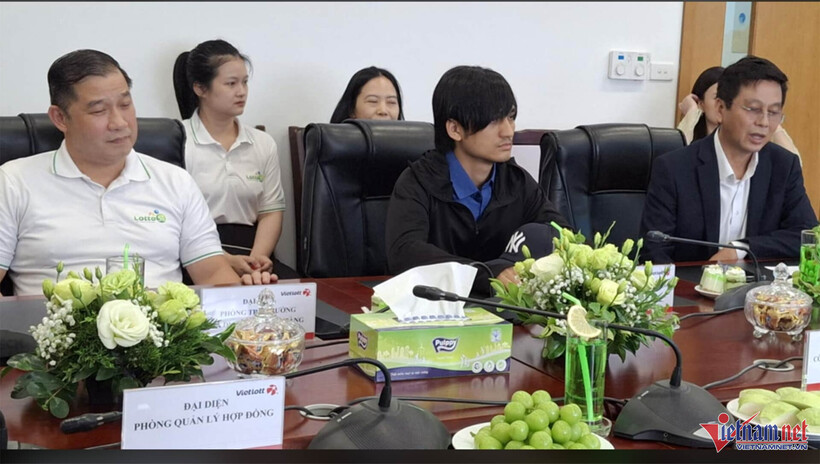 Hai khách hàng may mắn trúng giải độc đắc ở loại hình xổ số tự chọn Lotto 5/35. Ảnh: Vietnamnet