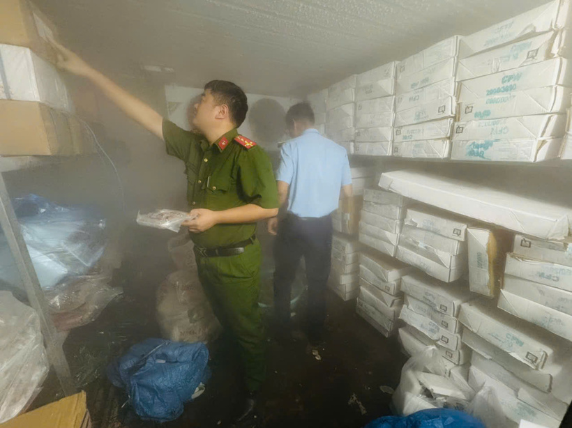 Công an phường Bãi Cháy phối hợp kiểm tra phát hiện lô hàng 90kg mực ống không rõ nguồn gốc. Ảnh: Công an tỉnh Quảng Ninh.