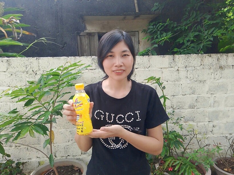 Chị Trịnh Thị Ngọc là khách hàng may mắn đầu tiên trúng giải Nhất trị giá 50 triệu đồng tiền mặt trong hè năm nay nhờ uống Number 1. (Ảnh: NVCC