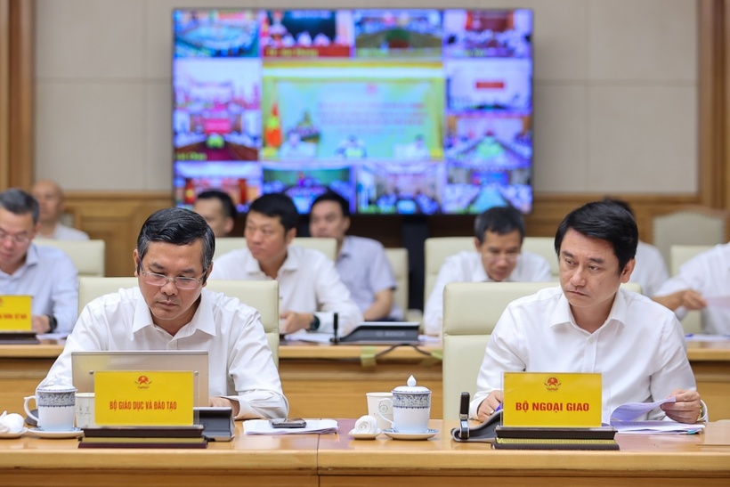 Thủ tướng: Tăng trưởng 8,3-8,5% năm 2025 không là "mục tiêu bất khả thi" - 10