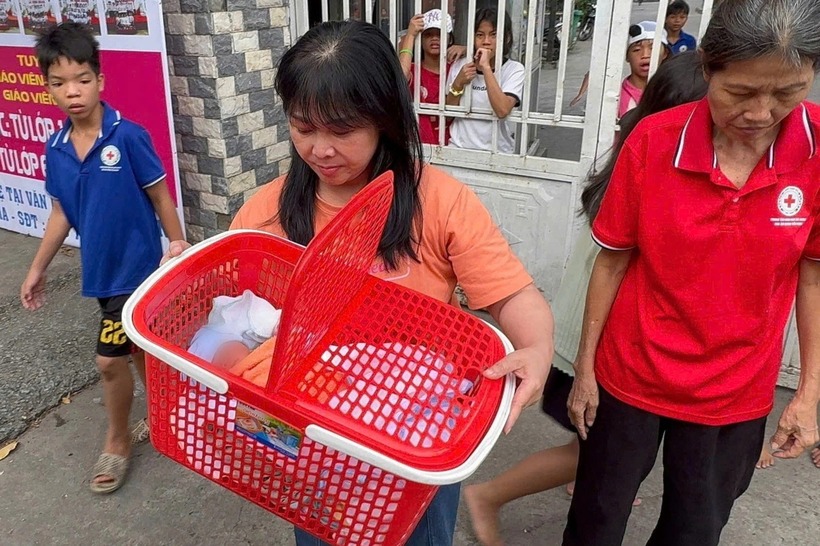 Bé trai được đặt trong giỏ bị bỏ rơi trước cổng trung tâm nhân đạo. (Ảnh: Đài phát thanh Dĩ An)