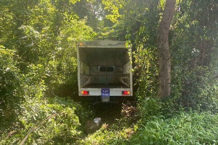 Chiếc xe tải tại hiện trường vụ tai nạn. Ảnh: Tuổi trẻ