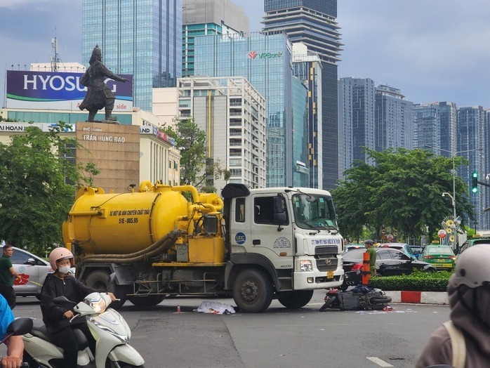 Hiện trường vụ tai nạn giao thông khiến một phụ nữ tại vòng xoay Công trường Mê Linh, phường Sài Gòn, TP.HCM. Ảnh: Người lao động
