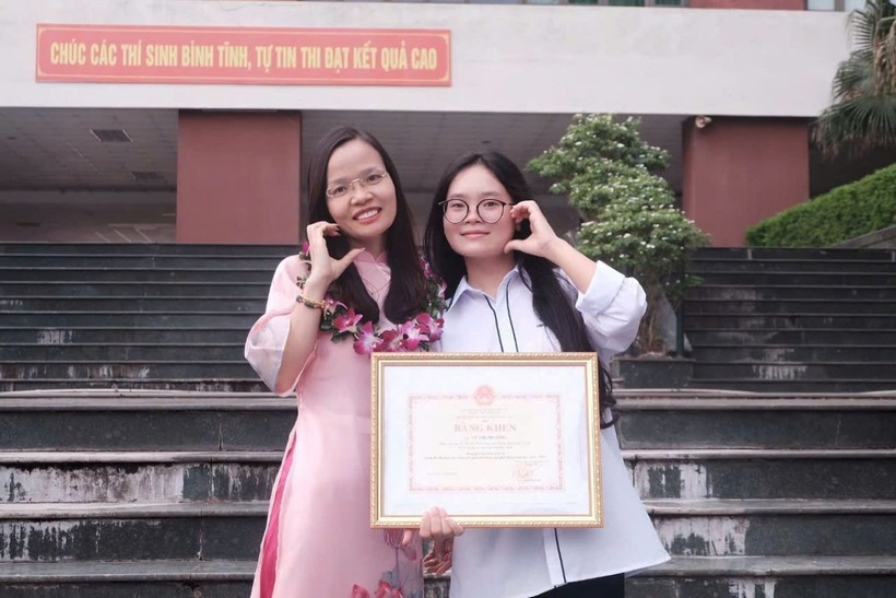Cô giáo chủ nhiệm Nguyễn Thị Mai Loan và em Vũ Thị Phượng, thủ khoa khối C00 tỉnh Bắc Ninh trong kỳ thi tốt nghiệp THPT 2025. Ảnh: Lao động