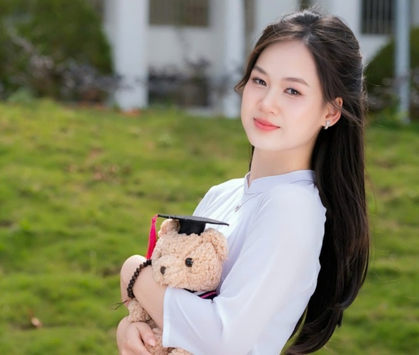 Nữ sinh Nguyễn Lê Hiền Mai, thủ khoa khối A00 với tổng điểm 30. Ảnh: Báo Thanh Niên.
