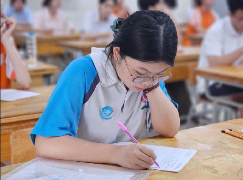 Sau khi biết điểm thi tốt nghiệp THPT 2025, thí sinh cần phải làm gì? Ảnh: Báo Người lao động.