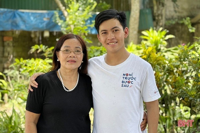 Phan Đình Quốc Hưng cùng mẹ. Ảnh: Báo Hà Tĩnh