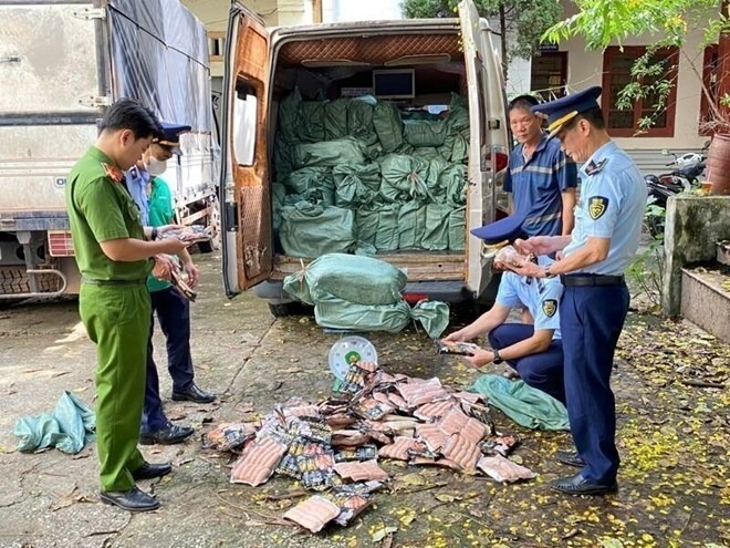 Lực lượng chức năng Lạng Sơn kiểm tra hàng hóa vi phạm. Ảnh: Báo Lao động