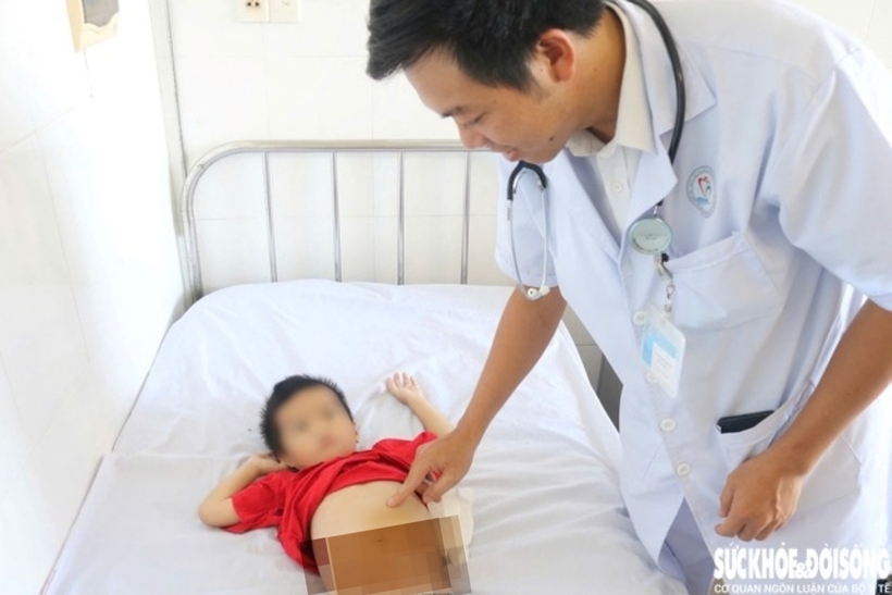 Sau phẫu thuật, bệnh nhi đã đi lại bình thường, ăn uống được, sức khỏe ổn định. Ảnh: Sức Khỏe & Đời Sống