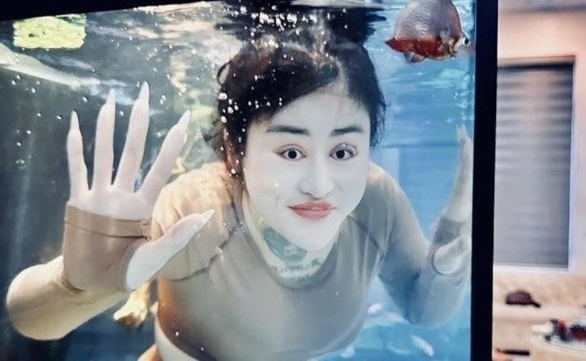Ngân Baby từng gây tranh cãi khi mặc đồ bó sát, quay clip uốn éo trong bể cá tại một quán ăn.