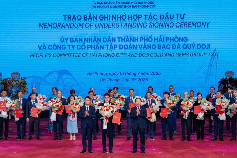 Lãnh đạo UBND TP Hải Phòng trao giấy nhận giấy chứng nhận đăng kí đầu tư và biên bản ghi nhớ hợp tác cho đại diện Tập đoàn DOJI