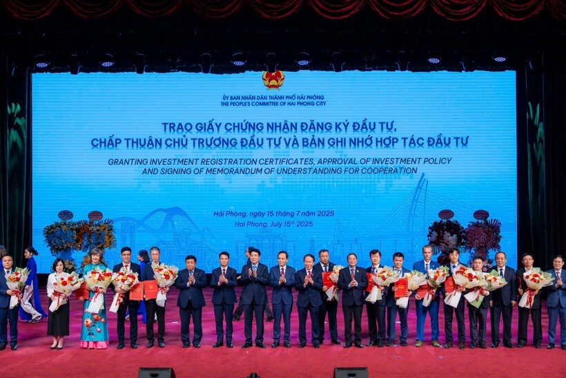 Lễ trao giấy chứng nhận đăng ký đầu tư và các biên bản ghi nhớ hợp tác đầu tư với tổng số vốn dự kiến lên tới 15,6 tỷ USD