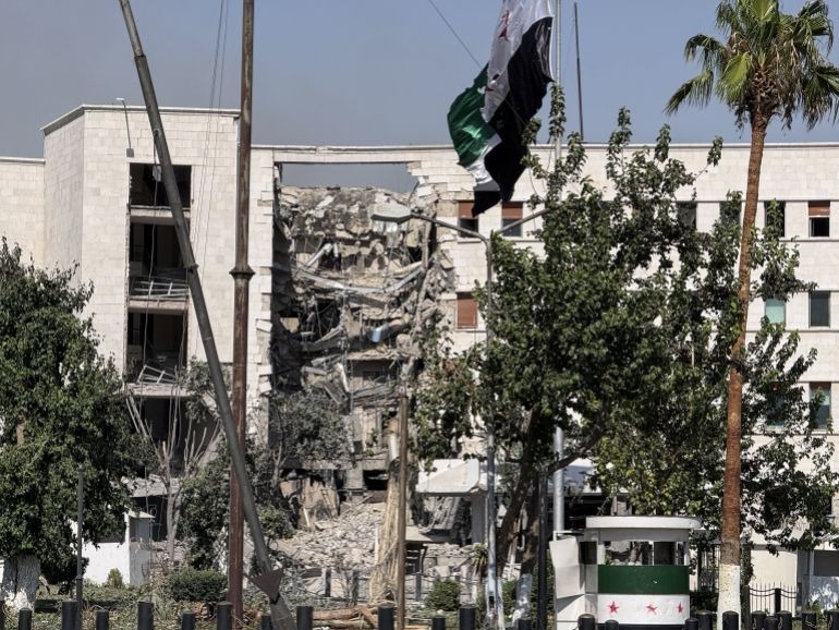 Một góc tòa nhà của Bộ Tổng tham mưu Syria bị hư hại. Ảnh: Anadolu