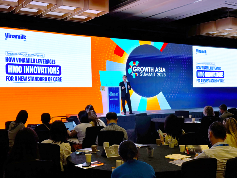 Đại diện Vinamilk, ông Nguyễn Quang Trí – Giám đốc điều hành Marketing – chia sẻ về đột phát 6 HMO trong sản phẩm sữa bột trẻ em Vinamilk Optimums tại diễn đàn lớn nhất châu Á về cơ hội phát triển trong ngành thực phẩm, đồ uống và dinh dưỡng (Ảnh: Hồng Nhân).