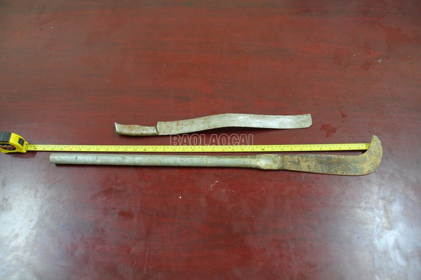 Hung khí thu được tại hiện trường. (Ảnh: Báo Lào Cai)