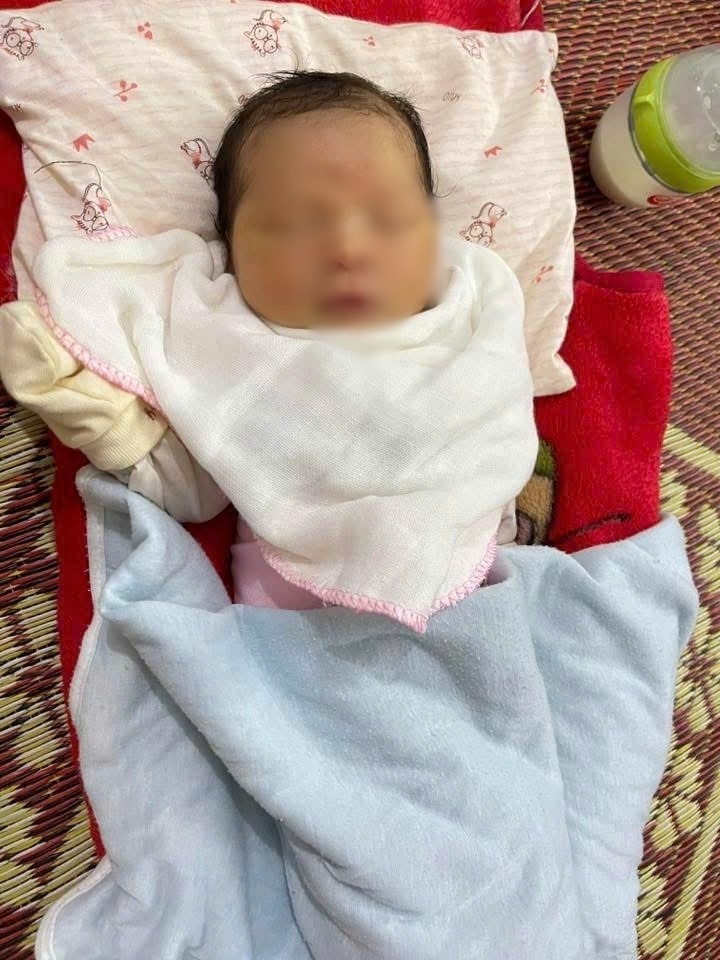 Bé gái sơ sinh bị bỏ rơi ven đường quốc lộ 70 thuộc địa bàn xã Phúc Lợi, tỉnh Lào Cai. (Ảnh: VOV)