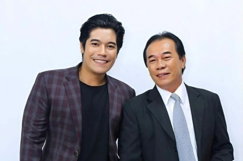 Nghệ sĩ Công Tài (bên phải) và con trai Bùi Công Danh. Ảnh: Tri Thức