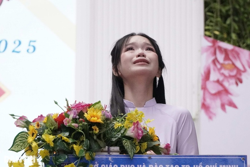 Hình ảnh Tường Vi bật khóc tại lễ trưởng thành. Ảnh: Dân trí