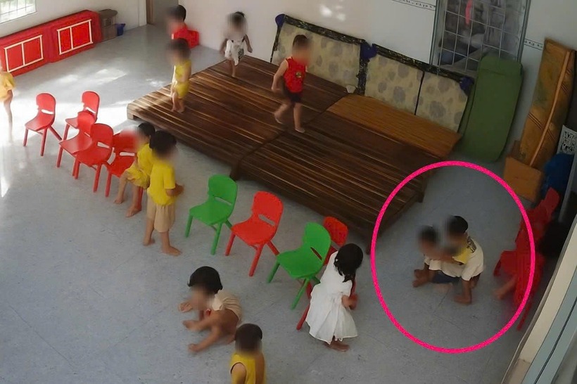 Phụ huynh bất bình khi cháu bé 20 tháng tuổi cho là bị bạn học tác động khi không có giáo viên trực lớp. (Ảnh: Dân trí)