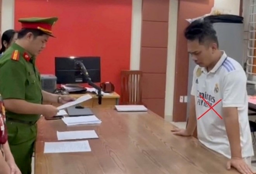 Đối tượng Nguyễn Thành Long (còn gọi là Tiến "Bịp") tại cơ quan công an. Ảnh: Lao Động