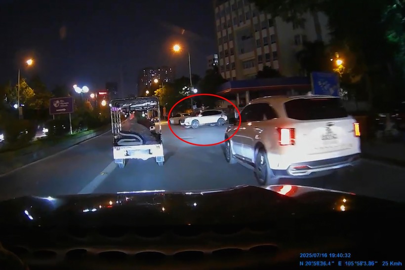 Ô tô màu trắng lao nhanh từ trong ngõ 25 Tố Hữu ra ngang đường. (Ảnh: VietnamNet)