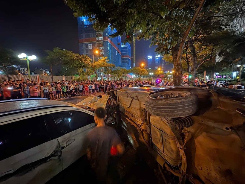 Người dân ám ảnh trước hiện trường vụ tai nạn. (Ảnh: Lao động)