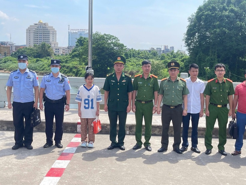 Lực lượng chức năng Việt Nam tiếp nhận đối tượng Nguyễn Thị Trang. (Ảnh: Công an tỉnh Quảng Ninh)