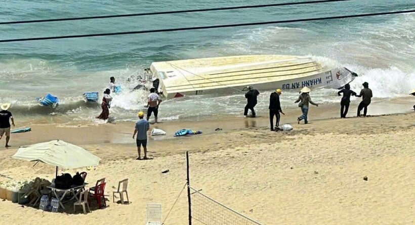 Ca nô Khánh An 03 bị sóng đánh lật khi đang trả khách trong bờ ở Gia Lai. Ảnh: VOV