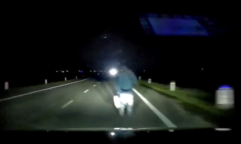 Vụ tai nạn giao thông đã làm anh V.Đ.N tử vong, xe tô bị hư hỏng. Ảnh cắt từ clip.