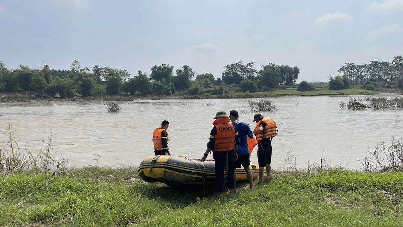 Lực lượng chức năng tìm kiếm nạn nhân